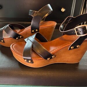Etcetera Black and Tan Wedge Sandals